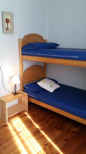 Urzainqui阿尔特辟旅舍的客房设有两张双层床和一张桌子。