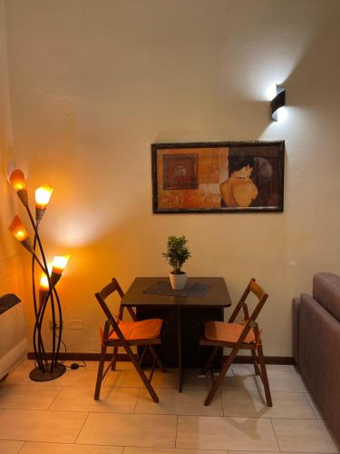 利沃诺Romeo Apartment的客厅配有桌椅和沙发