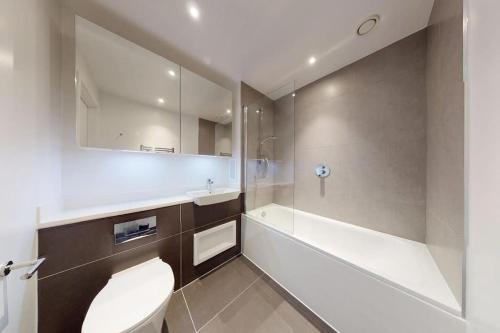 伦敦City View 1 Bedroom Flat的浴室配有卫生间、盥洗盆和浴缸。
