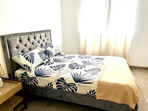 曼塔Mar y Tierra的一间卧室配有一张带蓝色和白色棉被的床