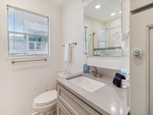 加尔维斯敦Peggys Hideaway的白色的浴室设有卫生间和水槽。
