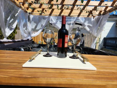 MasticParadise Citadel的桌子上放有一瓶葡萄酒和两杯酒