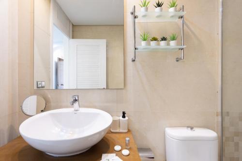 帕莱索海滩apartamento paradise luxury的一间带水槽和卫生间的浴室