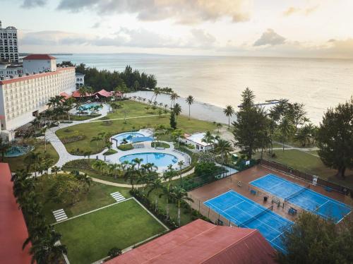 加拉班塞班岛皇冠假日度假酒店的享有度假村和海洋的空中景致