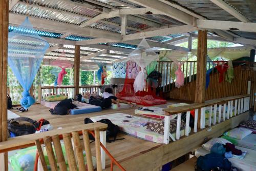 BatuanBohol Hammock Hostel的一间房间,一群人睡在地板上