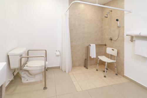 瓜达拉哈拉瓜达拉哈拉阿库厄杜克托温德姆花园酒店的一间带卫生间和淋浴的浴室