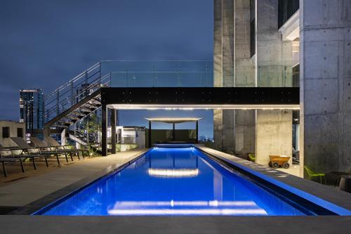 蒙特雷Galeria Plaza Monterrey的建筑物屋顶上的游泳池