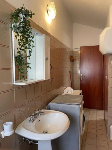 皮内托Una mansarda al mare的一间带水槽和镜子的浴室