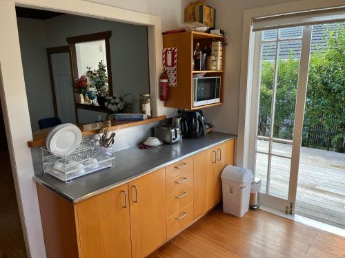 奥克兰Bayswater Homestay的厨房配有木制橱柜和台面