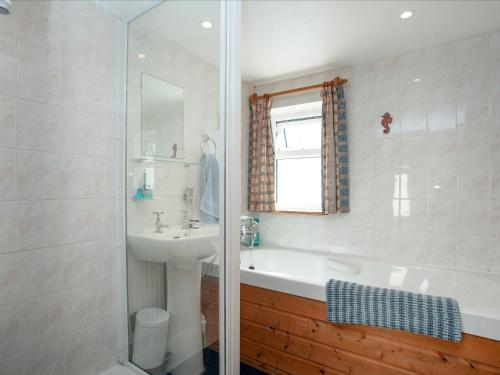 比迪福德Summer Cottage的带浴缸、水槽和淋浴的浴室