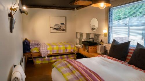 芒特比尤蒂Dreamers的客房设有两张床和窗户。