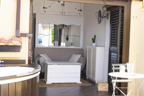 坎德拉里亚EDEN RENTALS Caletillas Ocean Views的客厅配有沙发和桌子