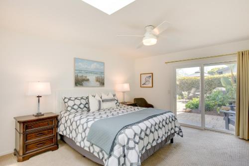 格罗弗海滩Lakefront Grover Beach Home about Walk to Ocean!的一间卧室设有一张床和一个滑动玻璃门