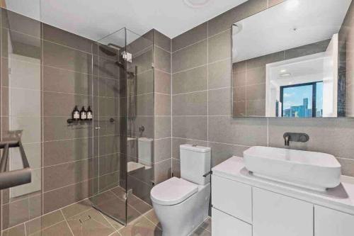 布里斯班New 3 Bed Penthouse Resort style complex的浴室配有卫生间、盥洗盆和淋浴。
