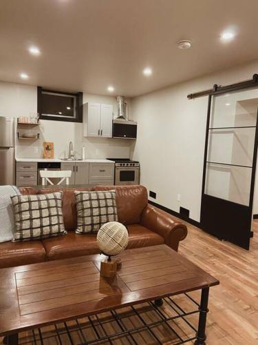 滑铁卢1-bedroom apartment in Uptown Waterloo的客厅配有棕色沙发和桌子