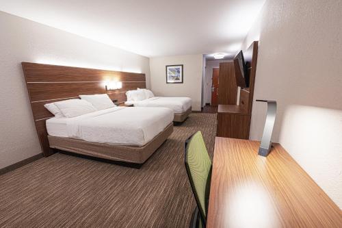东兰辛东兰辛智选假日套房酒店的酒店客房设有两张床和电视。