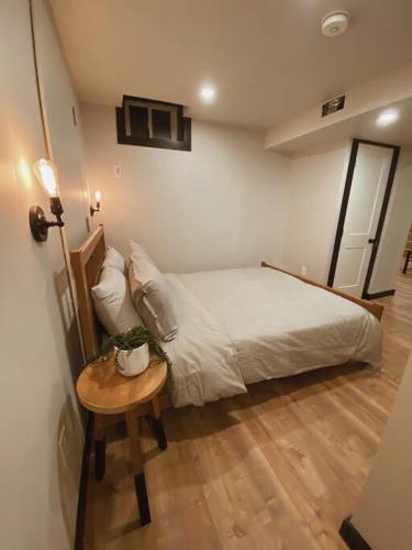 滑铁卢1-bedroom apartment in Uptown Waterloo的一间小卧室,配有一张床和一张桌子