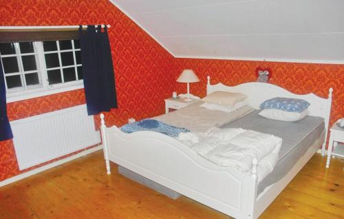 BråsstorpAmazing Home In Rottneros With Kitchen的卧室配有红色墙壁上的白色床
