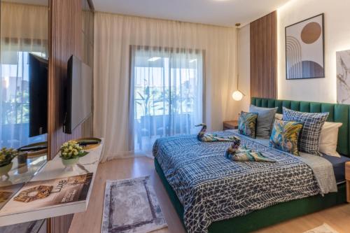 马拉喀什Cozy Golf Apartment Wifi 4k-TV Netflix的酒店客房,配有床和电视