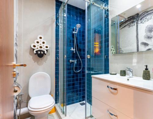马拉喀什Cozy Golf Apartment Wifi 4k-TV Netflix的带淋浴、卫生间和盥洗盆的浴室