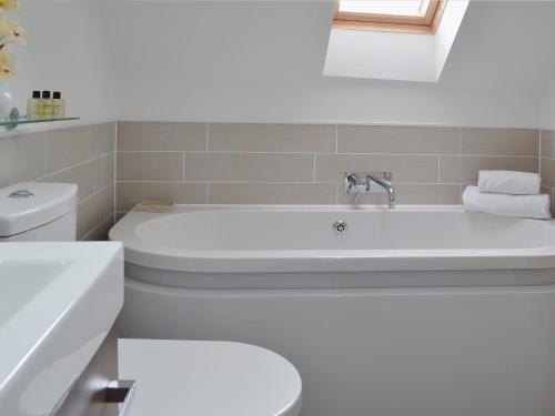 MatfieldDairy Cottage的白色的浴室设有浴缸和卫生间。