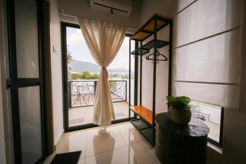 峇六拜Pondok Tok Bee的客房设有阳台景窗户。