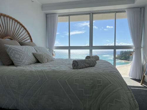 黄金海岸Endless Summer in Cooly Level 18的一间卧室设有一张床,享有海景