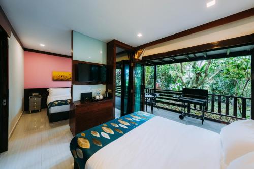 新加坡Kranji Sanctuary Resort的一间卧室配有一张床,阳台配有钢琴