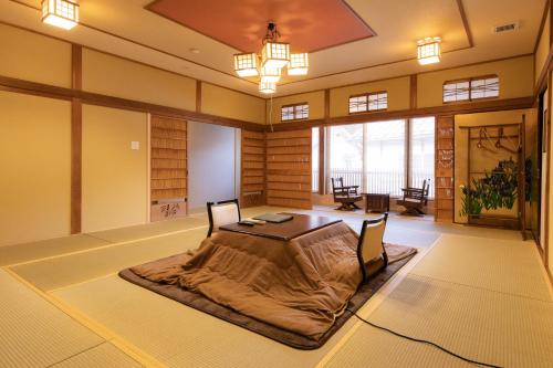 天川村Kadojin的地板上配有一张带毯子的床的房间