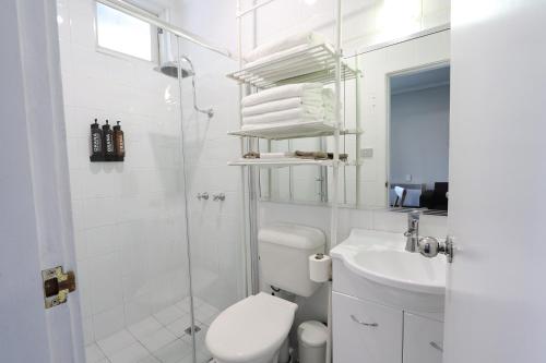 库马星云汽车旅馆的白色的浴室设有卫生间和水槽。