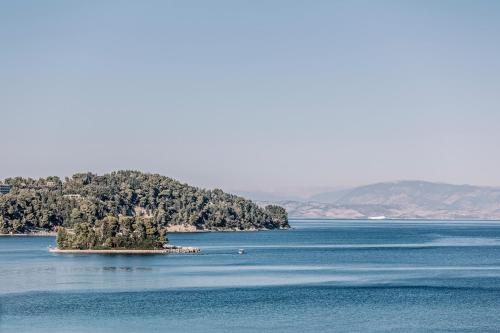 帕拉马Ray Hotel Corfu的水中的一个岛屿
