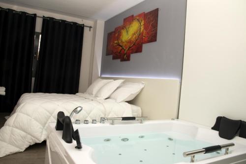 阿尔卡拉德尔胡卡尔阿尔卡拉胡卡佩拉约酒店的一间卧室配有一张床和浴缸