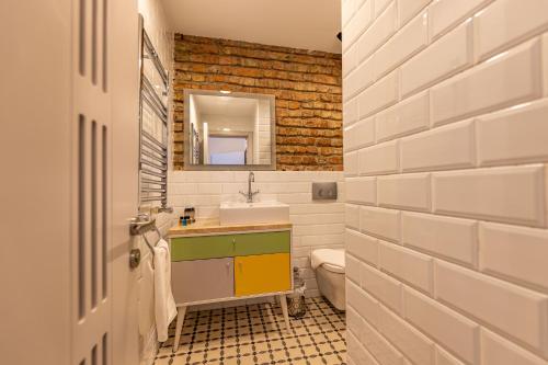 伊斯坦布尔卡兰泽公寓酒店的一间带水槽和镜子的浴室