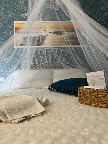 米内尔维诺迪莱切齐奥西西住宿加早餐旅馆的一间卧室配有一张带蚊帐的床