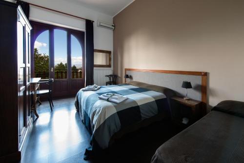 拉加尔纳多莫斯维迪安娜住宿加早餐旅馆的一间卧室配有一张床、一张桌子和一个窗户。