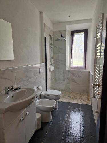 圣奎里科-多尔恰罗瑟洛农场酒店的一间带水槽和卫生间的浴室