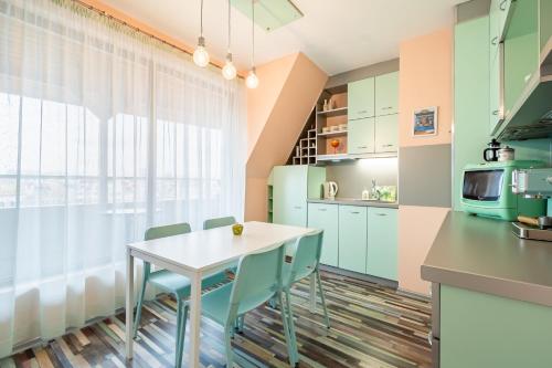 普罗夫迪夫Zen Home pLOVEdiv的厨房配有桌椅和窗户。