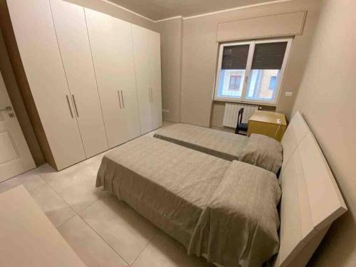 曼弗雷多尼亚Il Poeta的一间卧室设有一张大床和一个窗户。
