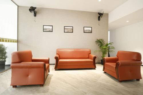 科泽科德TERRACE BUSINESS HOTEL KOZHIKODE的等候室里两把橙色椅子