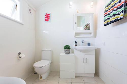 布里斯班Garden Cottage 1Brm Private & Spacious的白色的浴室设有卫生间和水槽。