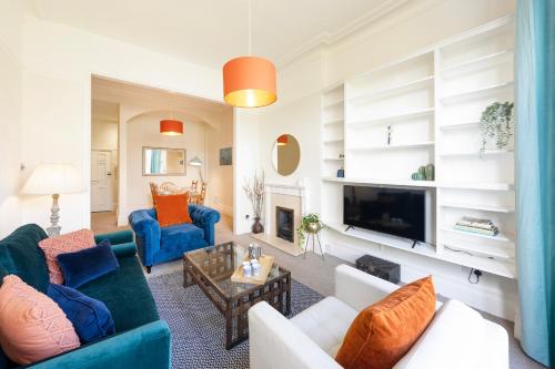 布里斯托Spacious and quiet ground floor flat的客厅设有蓝色的沙发和壁炉