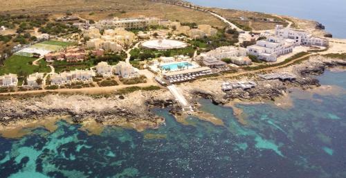 法维尼亚纳Mangia's Favignana Resort的近海度假胜地的空中景致