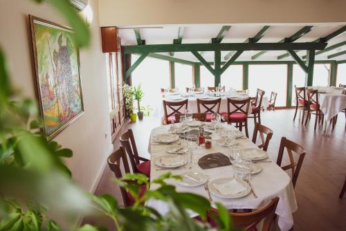 巴奇卡帕兰卡Florida Resort的一间带长桌和椅子的用餐室