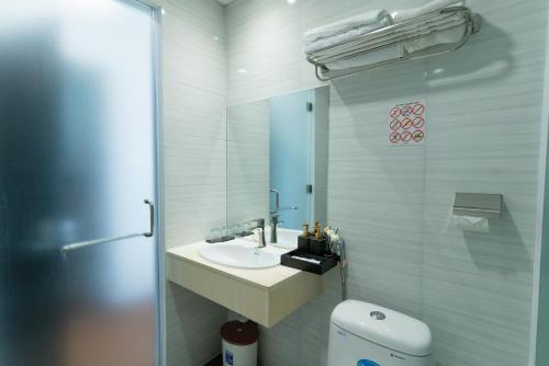 胡志明市Queen Central Hotel - Ben Thanh Market的一间带水槽、卫生间和镜子的浴室