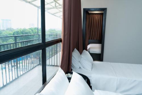 胡志明市Queen Central Hotel - Ben Thanh Market的酒店客房设有两张床和一个阳台。