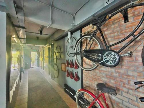武里南酷儿酒店的自行车挂在砖墙上
