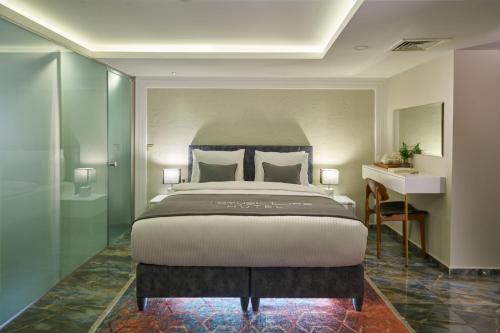 伊斯坦布尔ACTUEL LİFE HOTEL的一间卧室配有一张大床和一张书桌