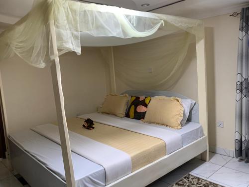 鲁亨盖里Leisure Safaris and Inns的一间卧室配有一张带天蓬的双层床