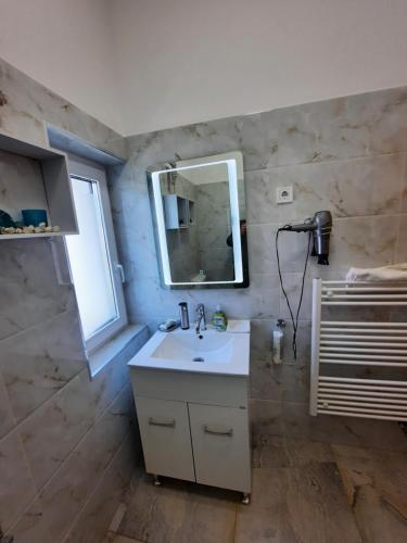希欧福克Frangipani的一间带水槽和镜子的浴室