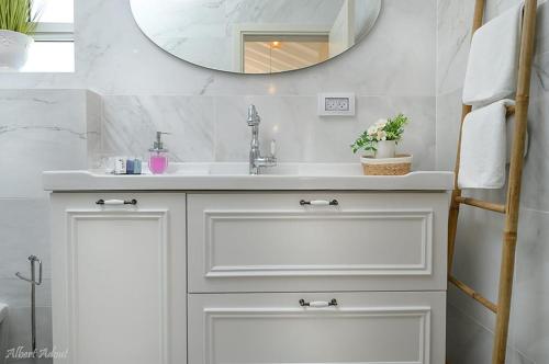 达夫纳סוויטת בוסתן ונחל的浴室设有白色水槽和镜子